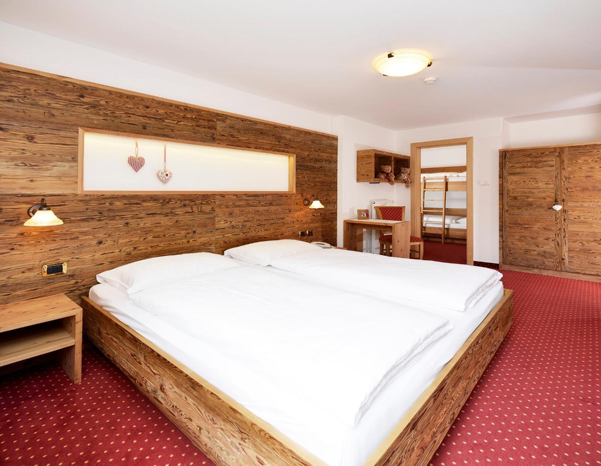 אורטיסיי Hotel Maria מראה חיצוני תמונה