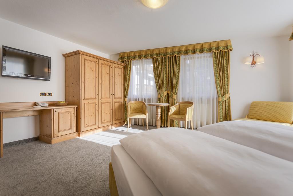 אורטיסיי Hotel Maria מראה חיצוני תמונה